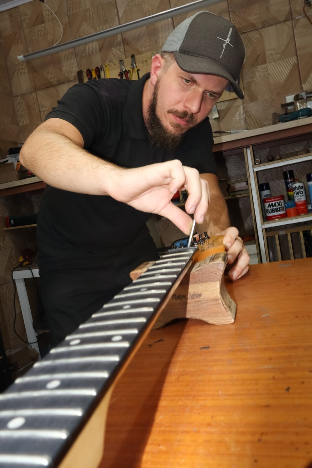 Ajuste do tensor no braço da guitarra